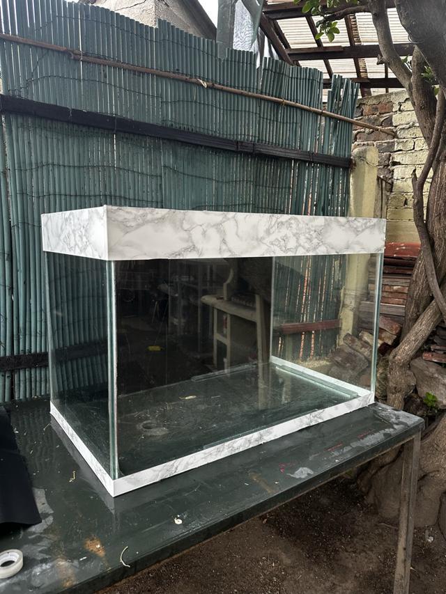 Aquarium 300l avec son meuble